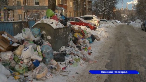 На улице Бекетова сотрудники ГЖИ провели рейд по заваленным мусором контейнерным площадкам