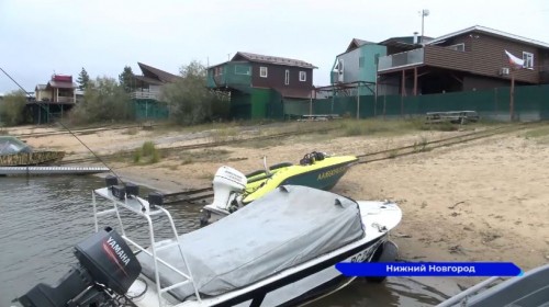 На лодочной станции «Турист» владельцы незаконно построенных домов пытаются их продать