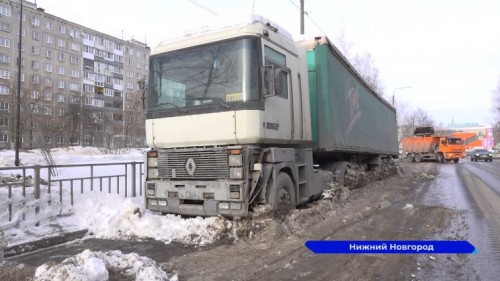 Владельцам припаркованных на проспекте 70 лет Октября грузовиков напомнили о штрафах