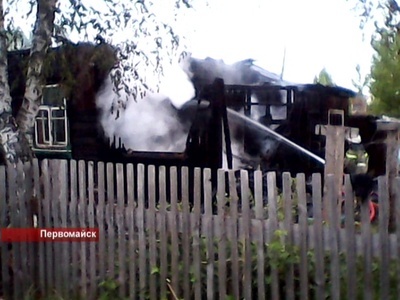Пожарный вынес из огня двух маленьких детей в Пермомайске