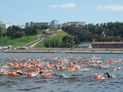 Почти 1500 пловцов из 13 стран приняли участие в массовом заплыве через Волгу