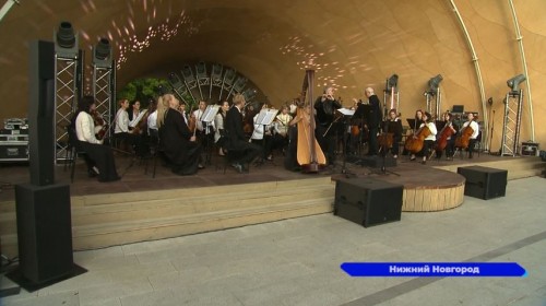 На летней эстраде «Ракушка» в Александровском саду стартовал фестиваль «Музыка над Волгой»