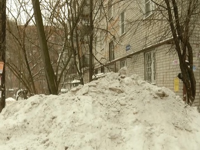 В Советском районе один из дворов оказался завален снегом по окна первого этажа дома