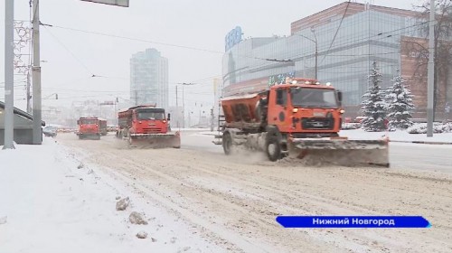 Дорожно-коммунальные службы Нижнего Новгорода борются с первым в 2024 году снегопадом