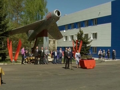 Воздушный парад ознаменовал 80-летие авиационного завода "Сокол"
