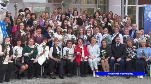 Педагогов школы №117 Сормовского района с Днем учителя поздравили волонтеры и депутаты