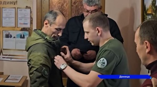Мужчинам, находящимся со своими детьми на передовой, «Отцы России» вручили медали «Отец солдата»
