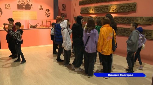 Выставку «Кустарь-художник» в Манеже посетили ребята из Харцызска