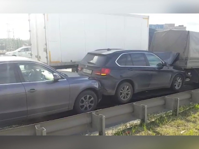 Грузовик собрал в ДТП семь автомобилей на Мызинском мосту