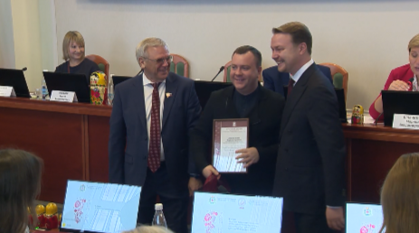 Победителей конкурса на лучший журналистский материал награждали в Законодательном собрании региона