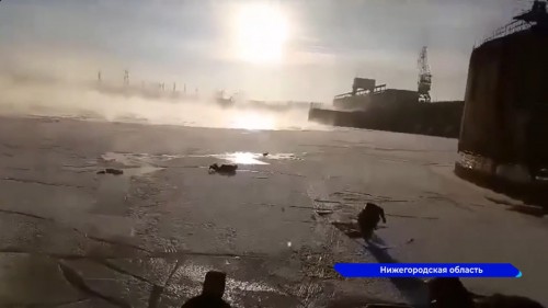 На Горьковском море рыбаки провалились под лёд 