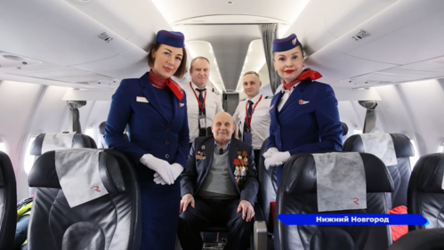 Экскурсию по аэропорту провели для ветерана Великой Отечественной войны Николая Шишкина