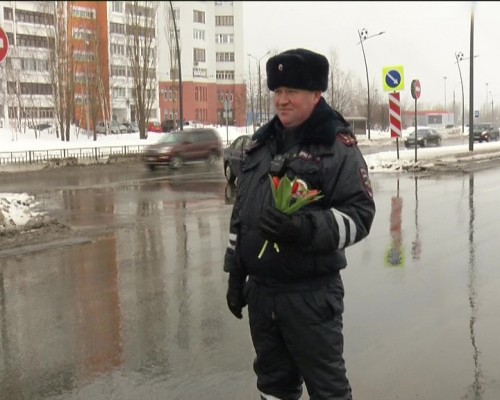 Нижегородские госавтоиспеторы поздравили автолюбительниц с наступающим 8 марта