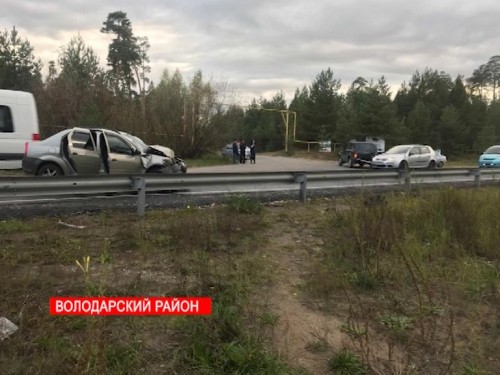 Иномарка протаранила две машины в Володарском районе, есть пострадавшие
