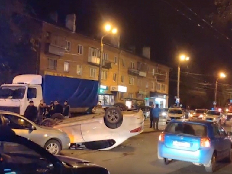 Семь автомобилей столкнулись на улице Бекетова, одна машина перевернулась