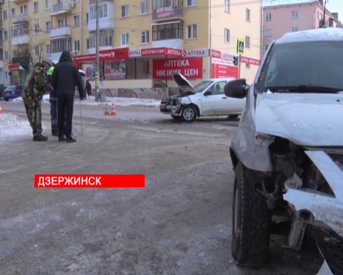 Один человек пострадал в аварии с участием двух автомобилей в Дзержинске