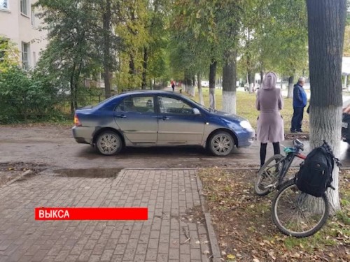 Легковушка сбила ребёнка, который ехал на велосипеде по тротуару в Выксе