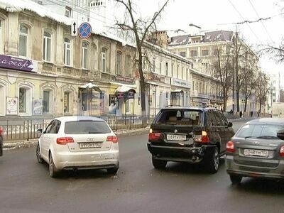 На улице Варварской столкнулись сразу три авто: BMW, ПАЗ и Audi