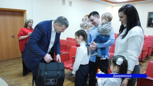 Глава Дзержинска Иван Носков вручил ученице музыкальной школы №3 гармонь