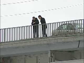 Нижегородские спасатели вытащили из-за ограждения Мызинского моста 25-летнего мужчину