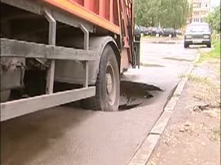 В Автозаводском районе под колесами мусоровоза провалился асфальт 