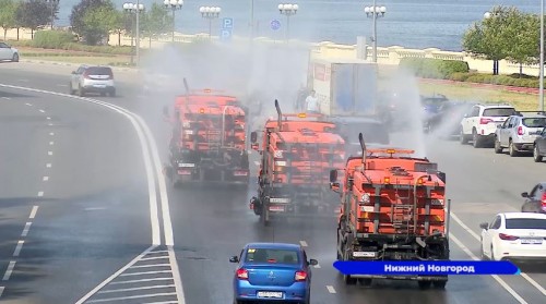 Для борьбы с жарой по Нижнему Новгороду курсируют поливочные машины