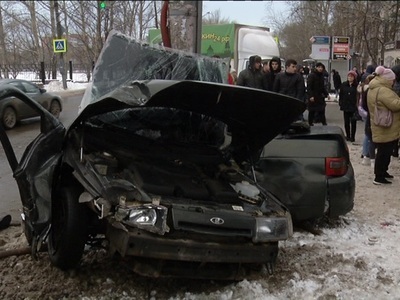 Легковой автомобиль столкнулся с ГАЗелью и отлетел на опору в Сормовском районе, один человек погиб и один пострадал