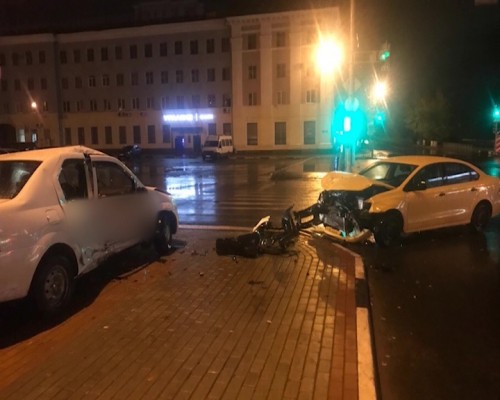 Водителя и трех пассажиров такси госпитализировали после аварии в Дзержинске