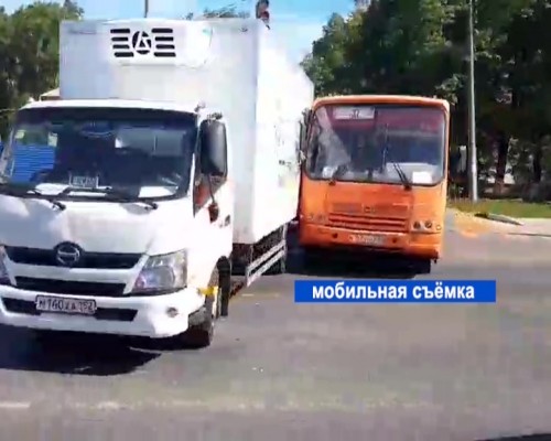Большегруз и маршрутка столкнулись в Автозаводском районе