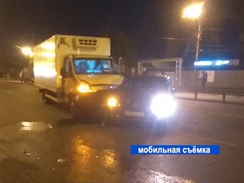 Автофургон протаранил легковушку на улице Новикова-Прибоя