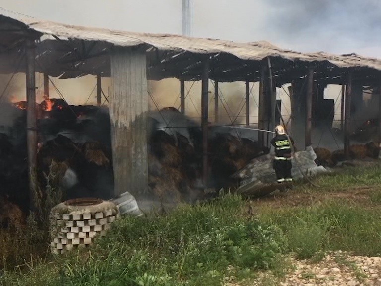 Ангар с сеном полностью выгорел в Кстовском районе