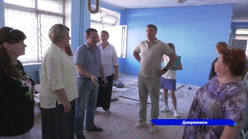 Глава Дзержинска Иван Носков проверил ход ремонтных работ в школах и детских садах