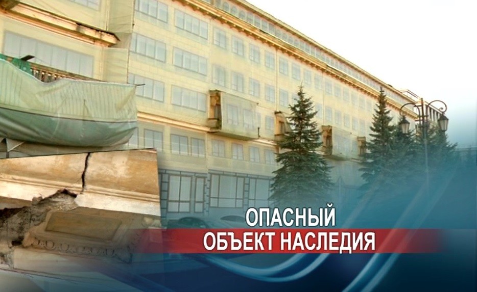 Опасно для жизни: бывшая "Россия" - за рваным фальшфасадом, "Волжский откос" - теперь за забором Опасно для жизни: бывшая "Россия" - за рваным фальшфасадом, "Волжский откос" - теперь за забором