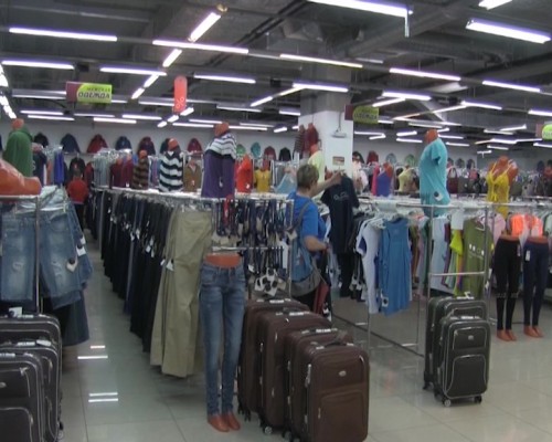 Более 2 тысяч единиц контрафактной одежды, обуви и аксессуаров изъяли в торговом центре Нижегородского района