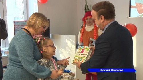 На День книгодарения известные нижегородцы вручили детям книги