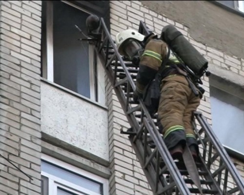 В девятиэтажке на улице Челюскинцев горела квартира