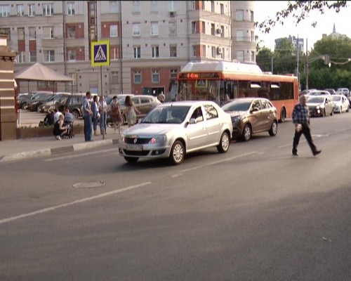 Беременная женщина попала под колёса из-за столкновения двух машин на улице Горького