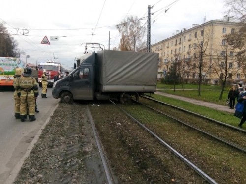 Водитель ГАЗели не пропустил трамвай и столкнулся с ним в Московском районе