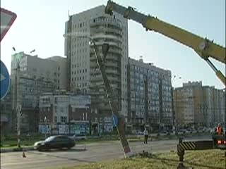 Иномарка снесла фонарный столб на улице Родионова