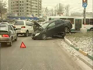 Одна легковая машина оказалась на другой в результате ДТП на площади Жукова