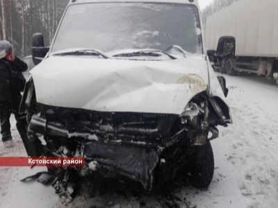 Легковушка врезалась в микроавтобус в Кстовском районе, один человек погиб