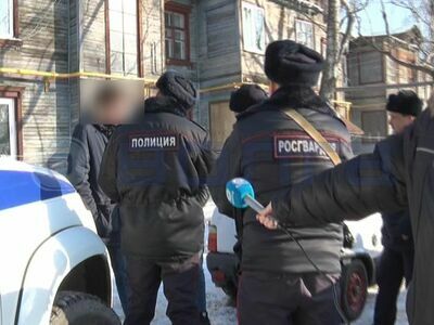 Двое молодых людей, которые толкали автомобиль, привлекли внимание очевидцев