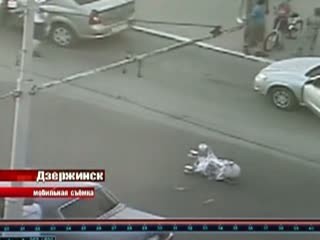 Молодая женщина с грудным ребенком попали под колеса легковушки в Дзержинске