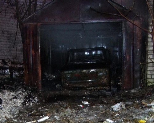 Гараж с машиной внутри выгорел в Советском районе