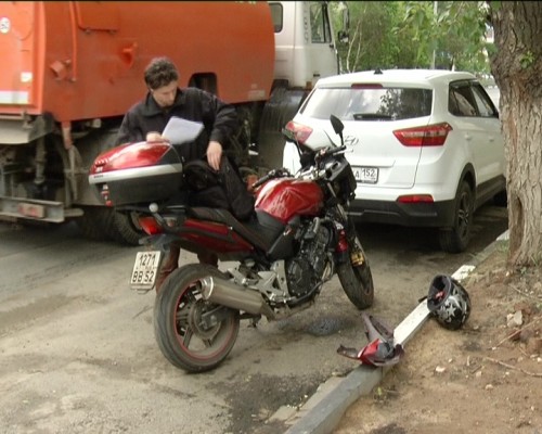 Девушка-пассажир пострадала при столкновении байка и внедорожника на улице Белинского