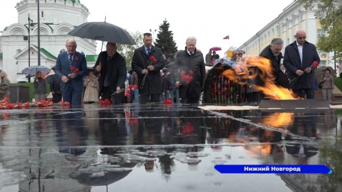 Цветы к Вечному огню возложили депутаты и сотрудники нижегородского Заксобрания