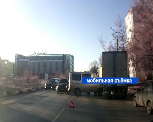 Легковушка и Соболь столкнулись на бульваре Заречный в Нижнем Новгороде