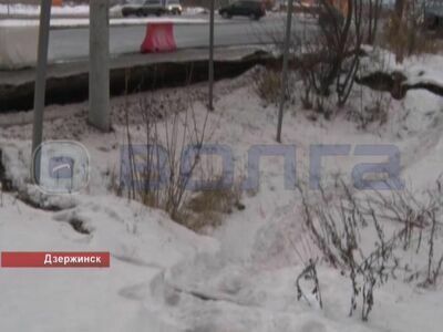 Яма диаметром 8 метров образовалась на проспекте Ленина в Дзержинске