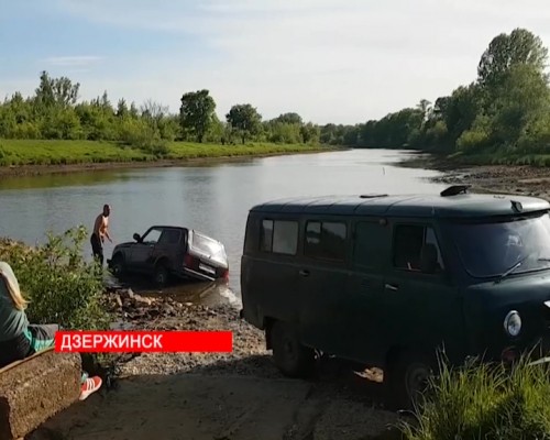 Две "Нивы" вытаскивали из воды Окского затона в Дзержинске