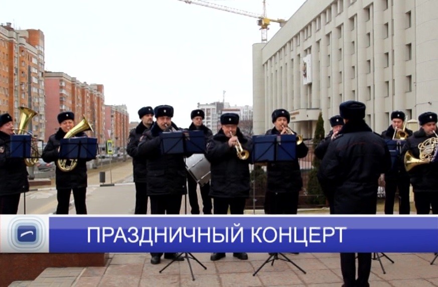 В рамках акции «8 Марта - в каждый дом» музыканты оркестра МВД России исполнили для жителей города популярные мелодии